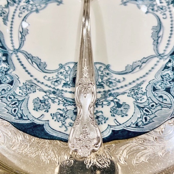 O3- Vintage 1951 Wm Rogers Silverplate Cake Pie Server Magnolia Pattern - Picture 8 of 10